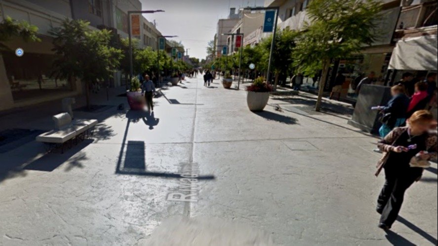 A toda velocidad ingresó con su auto en la Peatonal y fue detenido por la Policía