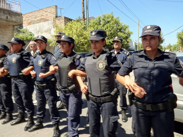 Una mujer policía fue condenada por obligar a detenidas a realizar sentadillas desnudas