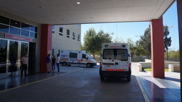 Esquivó un perro pero chocó contra un poste: quedó internado