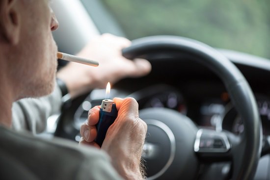 Su auto tenía una fuga de gas y explotó cuando prendió un cigarrillo