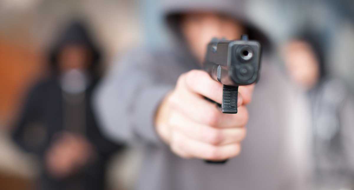 Entraron con armas a una casa, ataron a la familia y le roban 4.5 millones de pesos