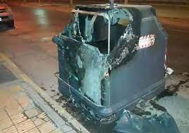 Prendieron fuego un contendor en pleno centro y casi se incendia un auto 