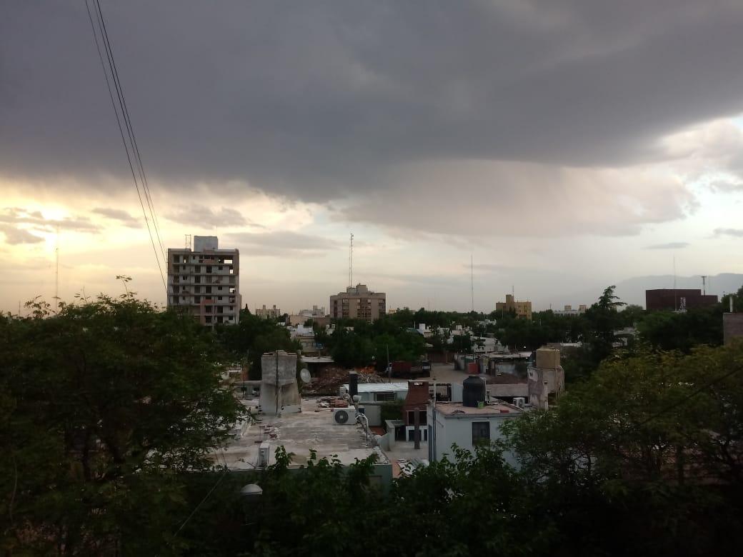 Continúa vigente la alerta por lluvias y habrá descenso de la temperatura 