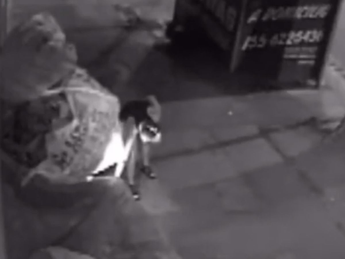 Una mujer prendió fuego a un indigente que se encontraba durmiendo en la calle