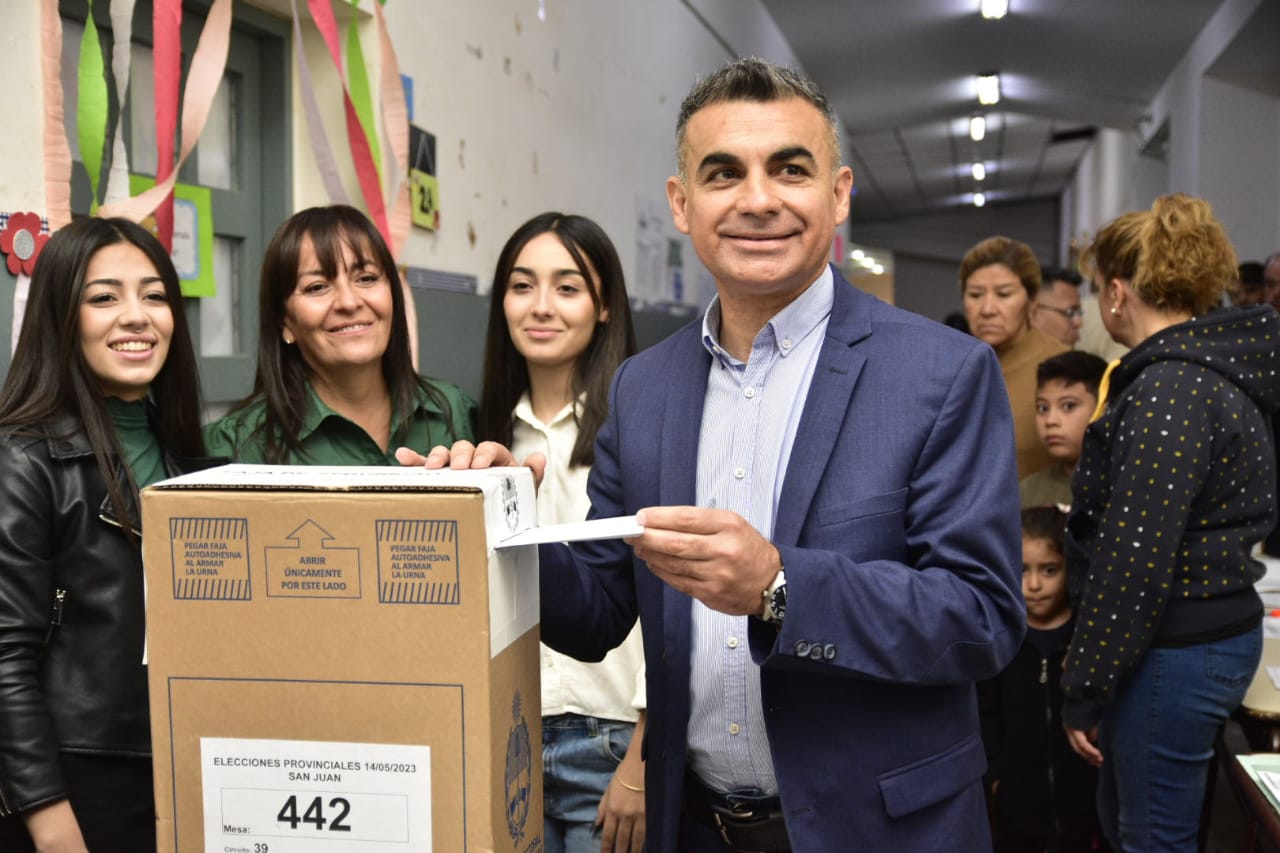 Gramajo votó a primera hora acompañado de su familia 