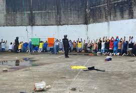 En Ecuador se amotinaron cientos de reos en una cárcel y 40 terminaron muertos