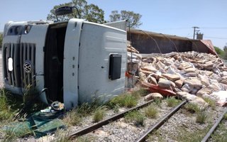 Volcó un camión que trasladaba cal y su conductor está grave