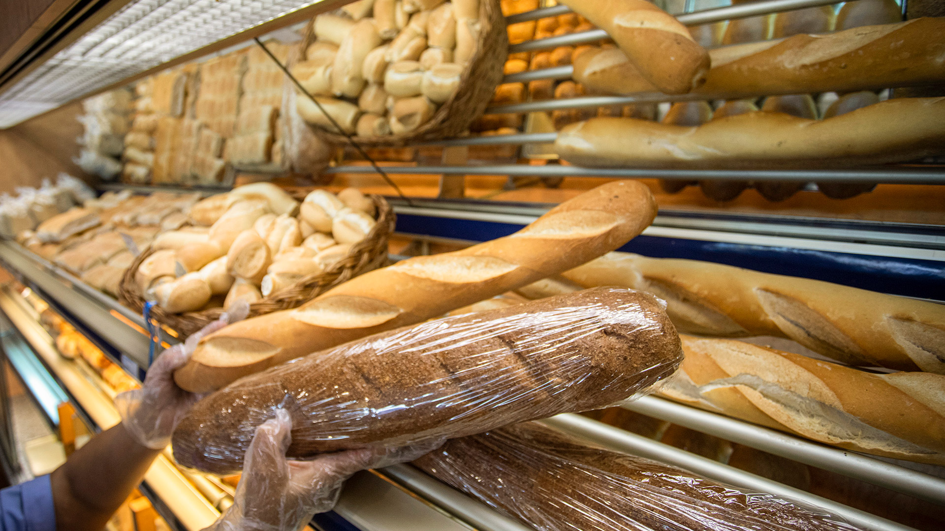 Intentan frenar el aumento en el precio del pan por lo que resta de abril en San Juan