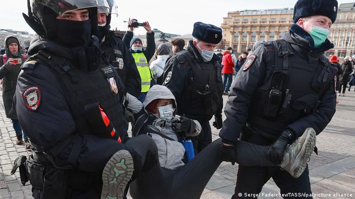 Más de 100 detenidos en Rusia en las protestas contra la movilización decretada por Putin