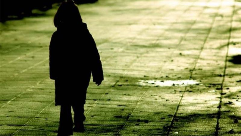 Una nena de 3 años jugaba sola en la calle durante la madrugada 