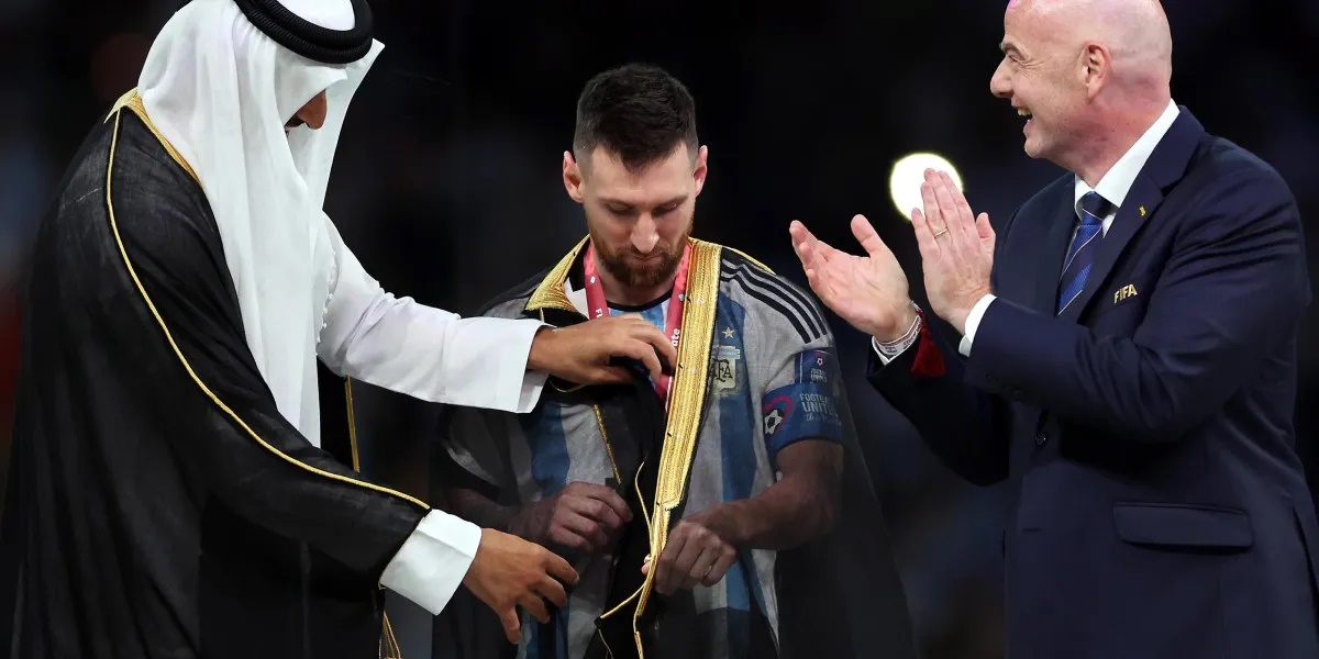Ofrecen 1 millón de dólares por la túnica árabe que recibió Messi en la final del mundo