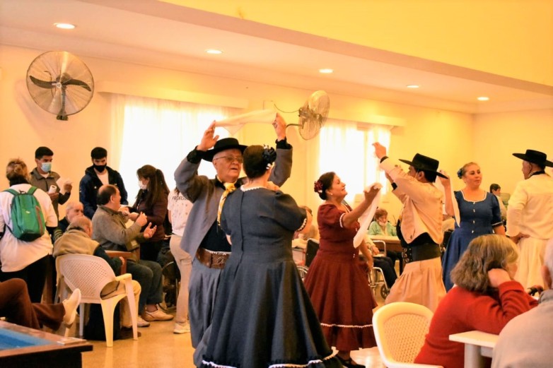 Los abuelos celebraron el 25 de Mayo en la Residencia Eva Perón