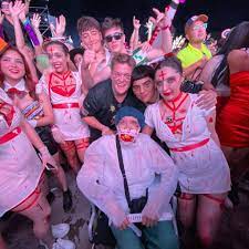 A los 70 años fue a un boliche por primera vez en su vida, la acompañó su nieta y fue el alma de la fiesta