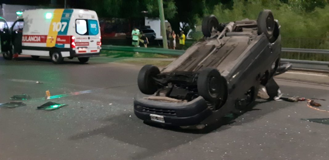 Una camioneta provocó un vuelco y se dio a la fuga