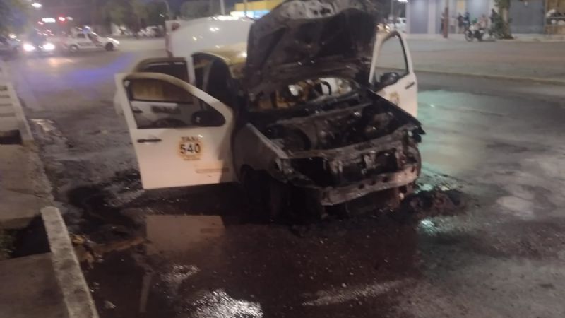 Un taxi ardió en llamas y generó gran revuelo