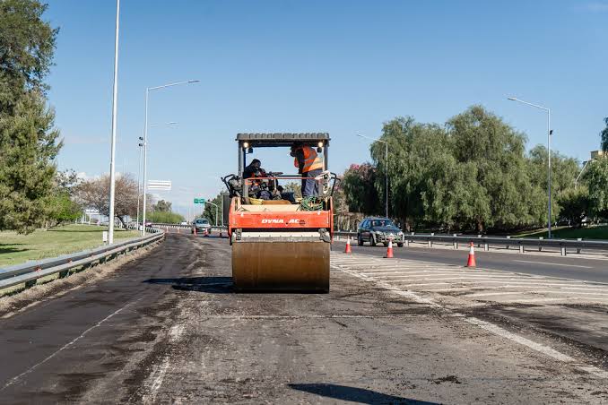 La Circunvalación cambia de cara y ya colocan el nuevo asfalto en el anillo interno
