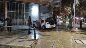 Un choque terminó con un remis entre las rejas de una casa