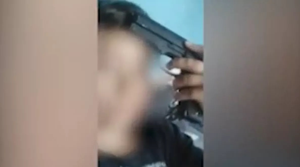 Un niño de 11 años le pegó con un arma a su maestra y la amenazó