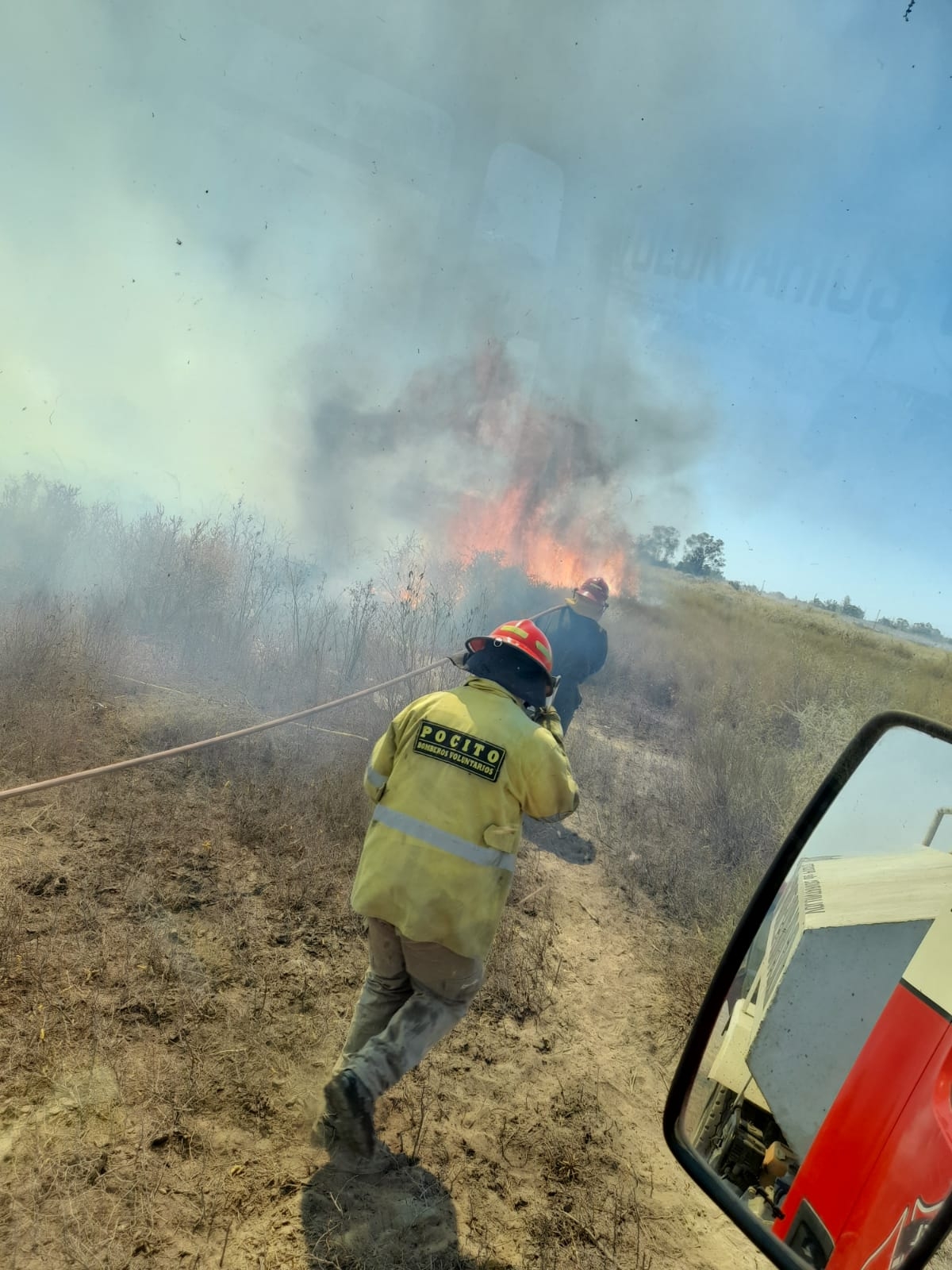 Un gran incendio de pastizales en Carpintería se extendió a viviendas de la zona