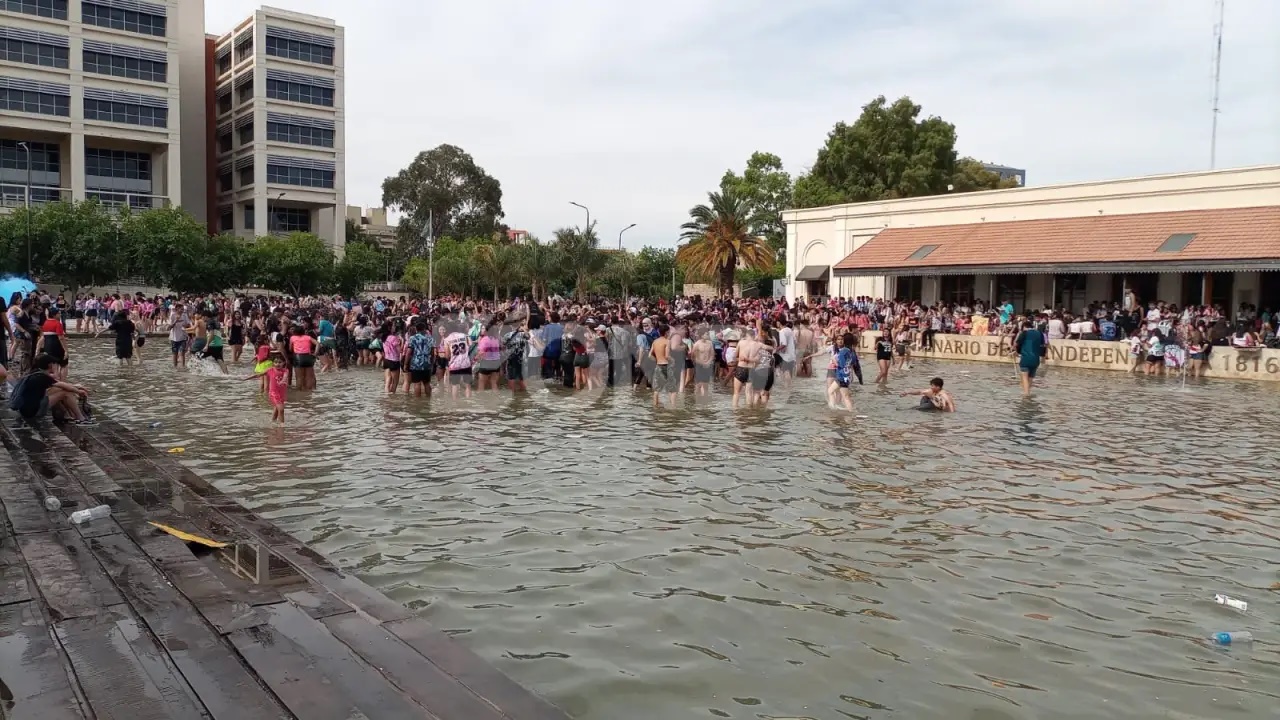 ¡Al calor, le metieron un piletazo! Estudiantes coparon la Plaza del Bicentenario