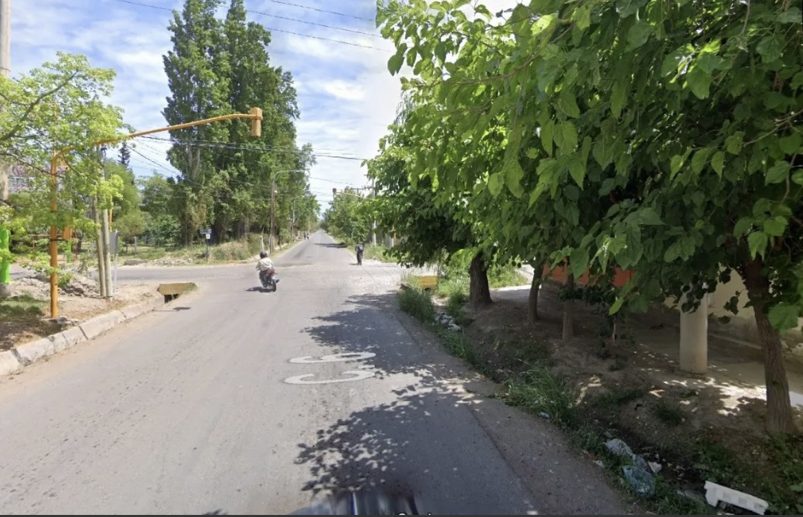 Un joven chocó y cayó al canal con su auto 