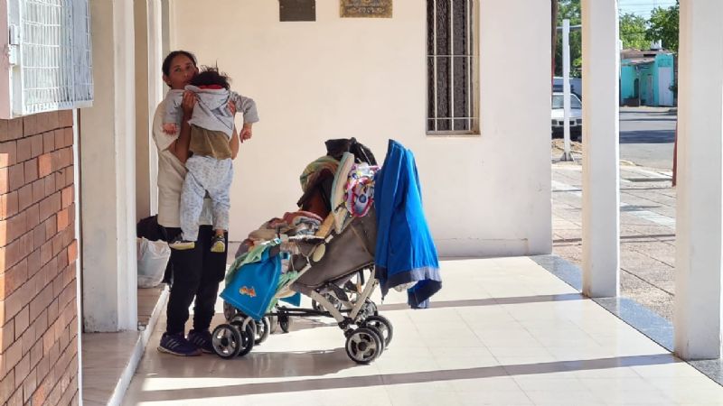 Su marido la abandonó junto a sus dos pequeños hijos en una iglesia