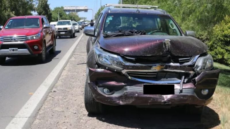 Violento choque en Ruta 40 dejó una camioneta dañada y su conductor ileso