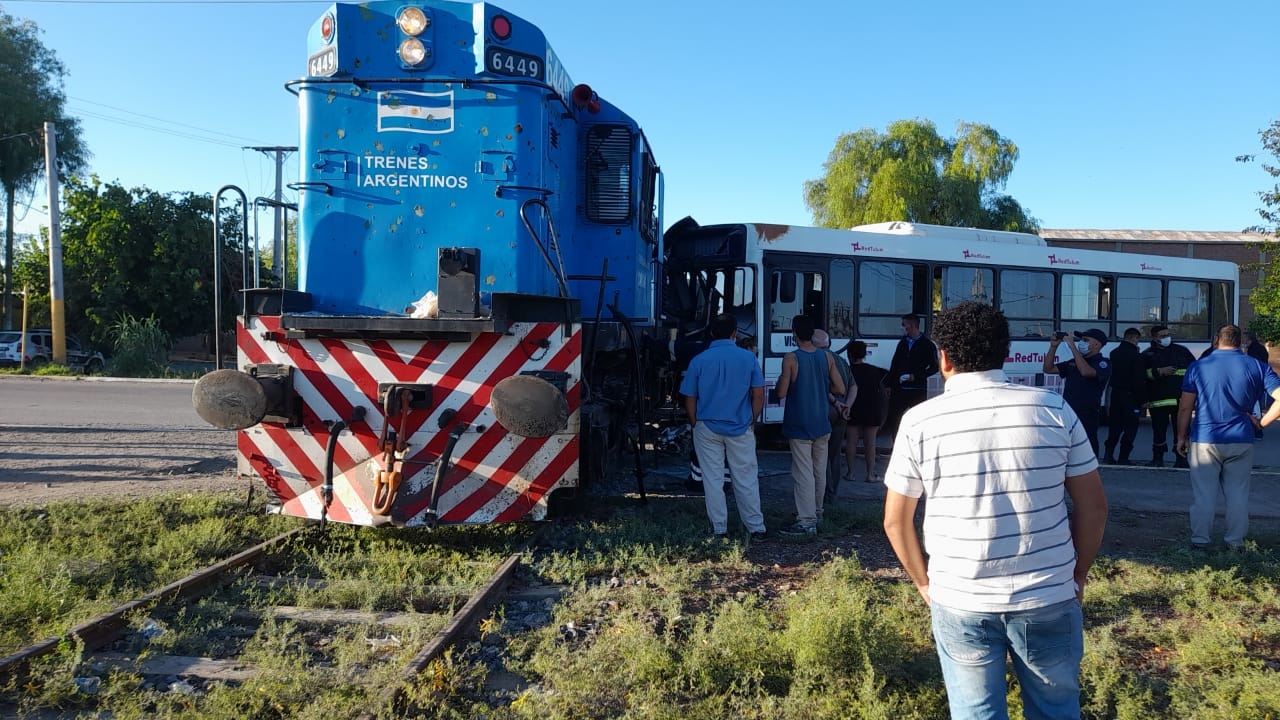 Un colectivo de Red Tulum chocó con un tren de carga