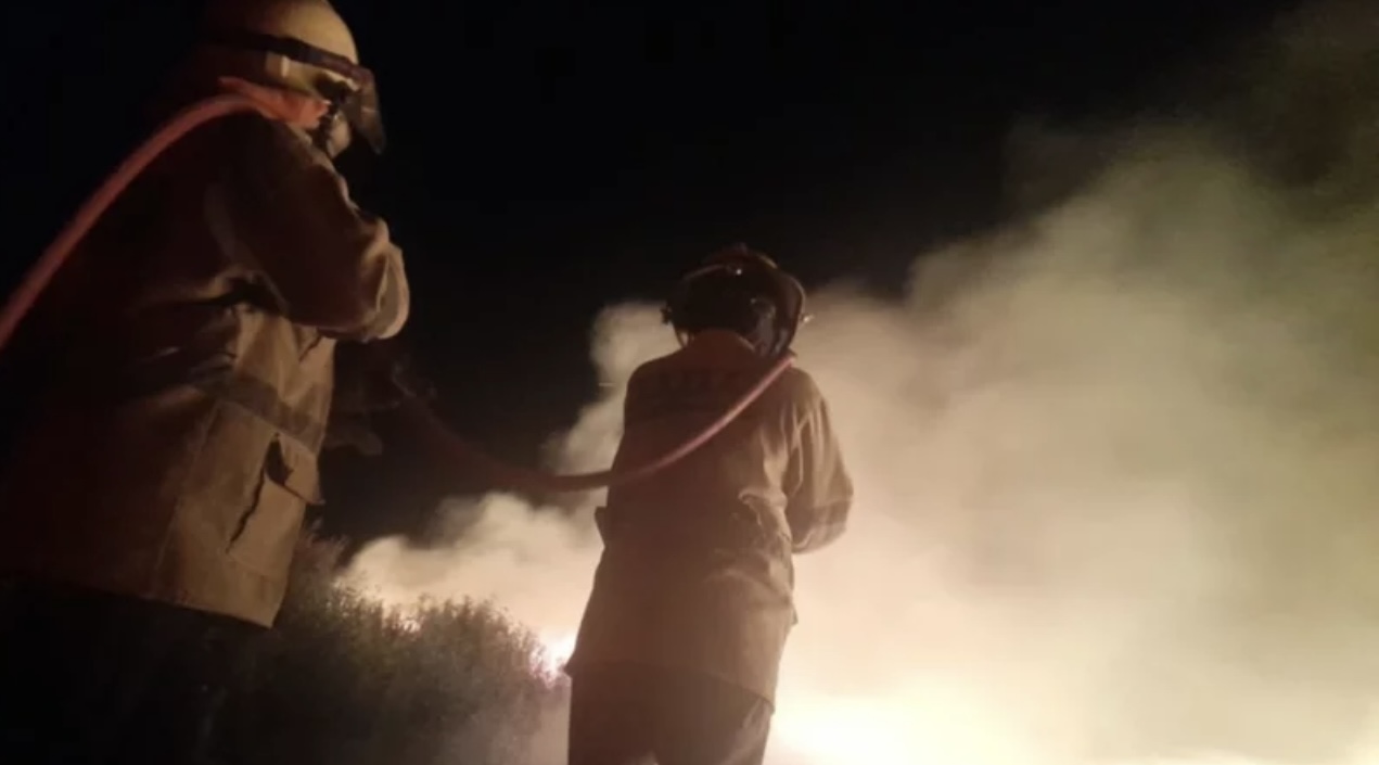 Bomberos comenzó el año sofocando un gran incendio en Pocito 