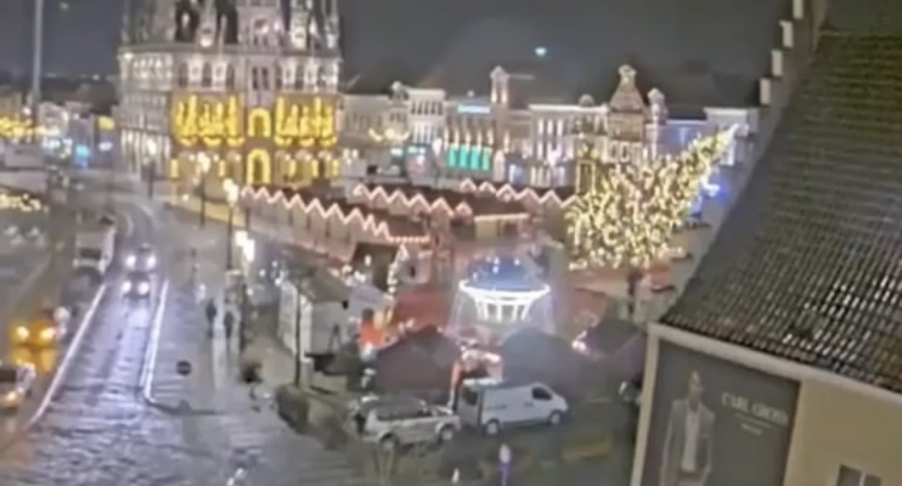 Se derrumbó un árbol de Navidad gigante sobre una multitud: hay al menos un muerto y dos heridos