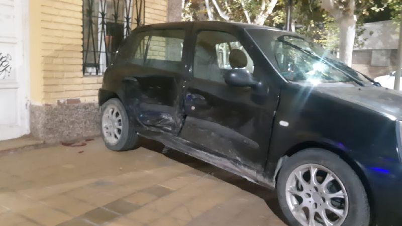 Fuerte choque entre un auto y un patrullero