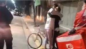 Le robaron la bici en su segundo día como delivery y los vecinos le compraron una nueva