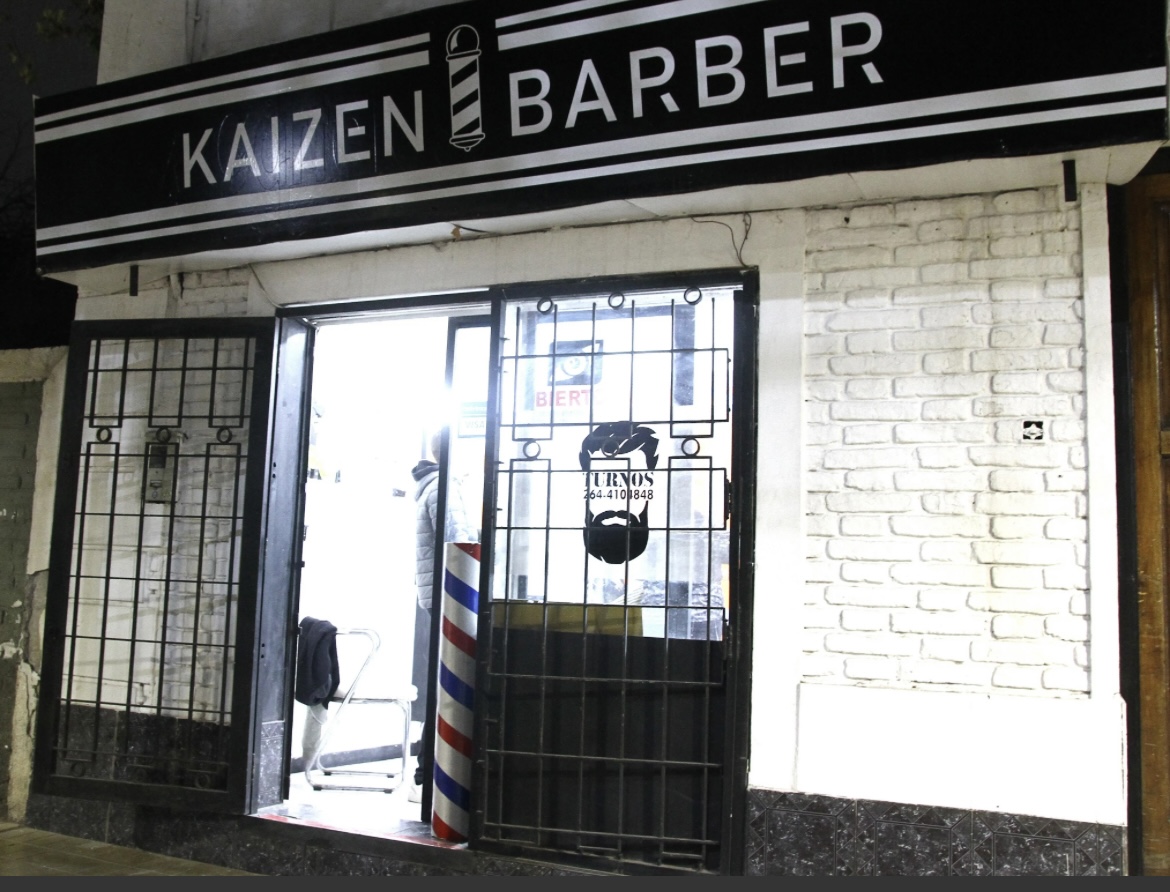 Desvalijaron una barbería a plena luz del día y a unos metros de una comisaría 
