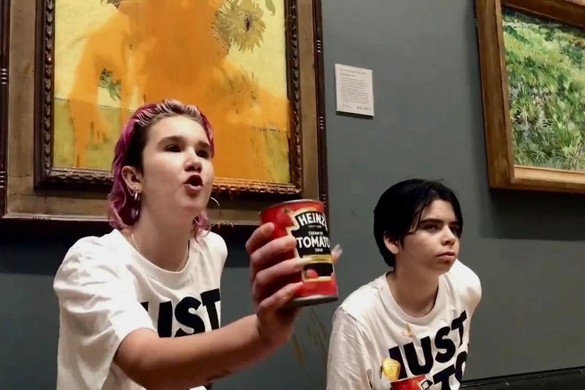 Activistas ecologistas arrojaron sopa sobre la pintura "Los girasoles" de Van Gogh