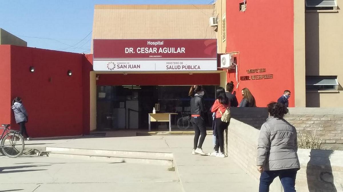 Una pareja volcó cerca de la Difunta Correa y terminaron internados