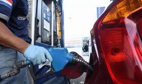 El lunes sube la nafta: mirá la hora para llenar el tanque antes