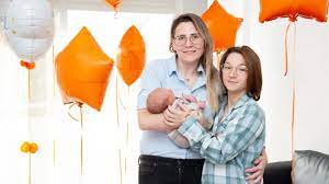 Nace en España el primer bebé de Europa gestado por dos mujeres