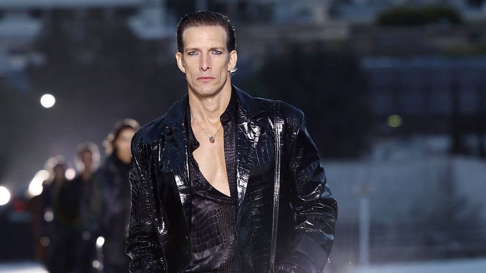 Iván de Pineda volvió a desfilar para Versace 30 años después